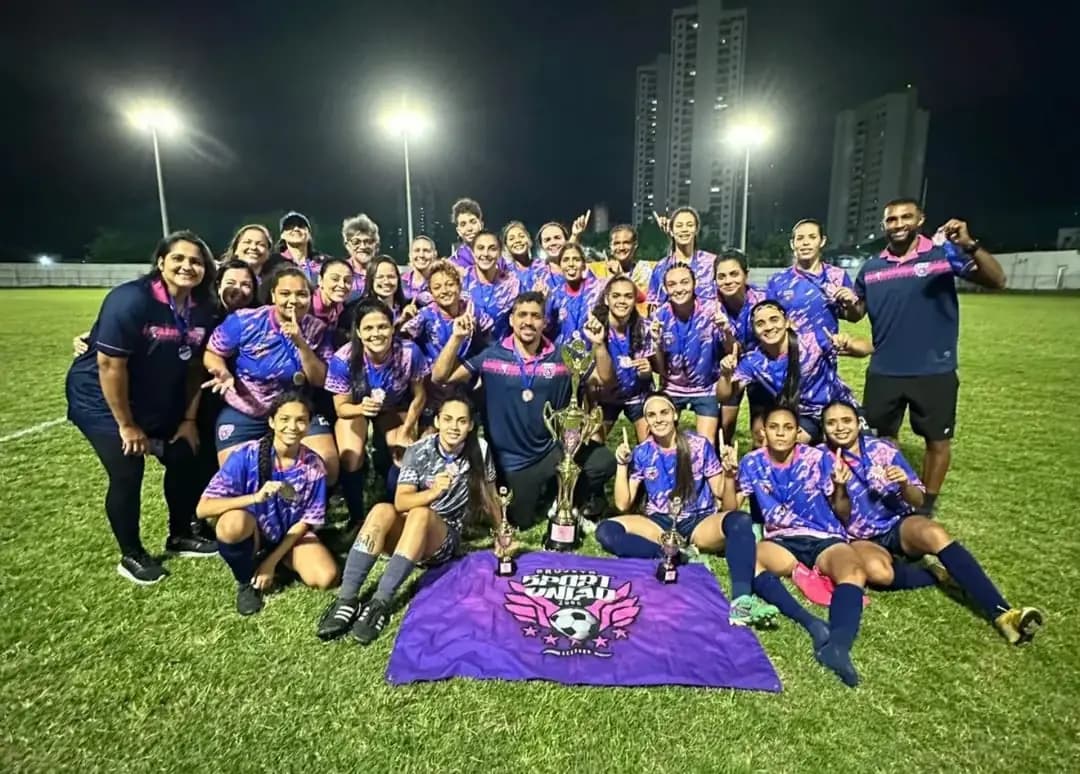 Atletas do Sport União comemoram o título da Copa AGAP com troféus no gramado